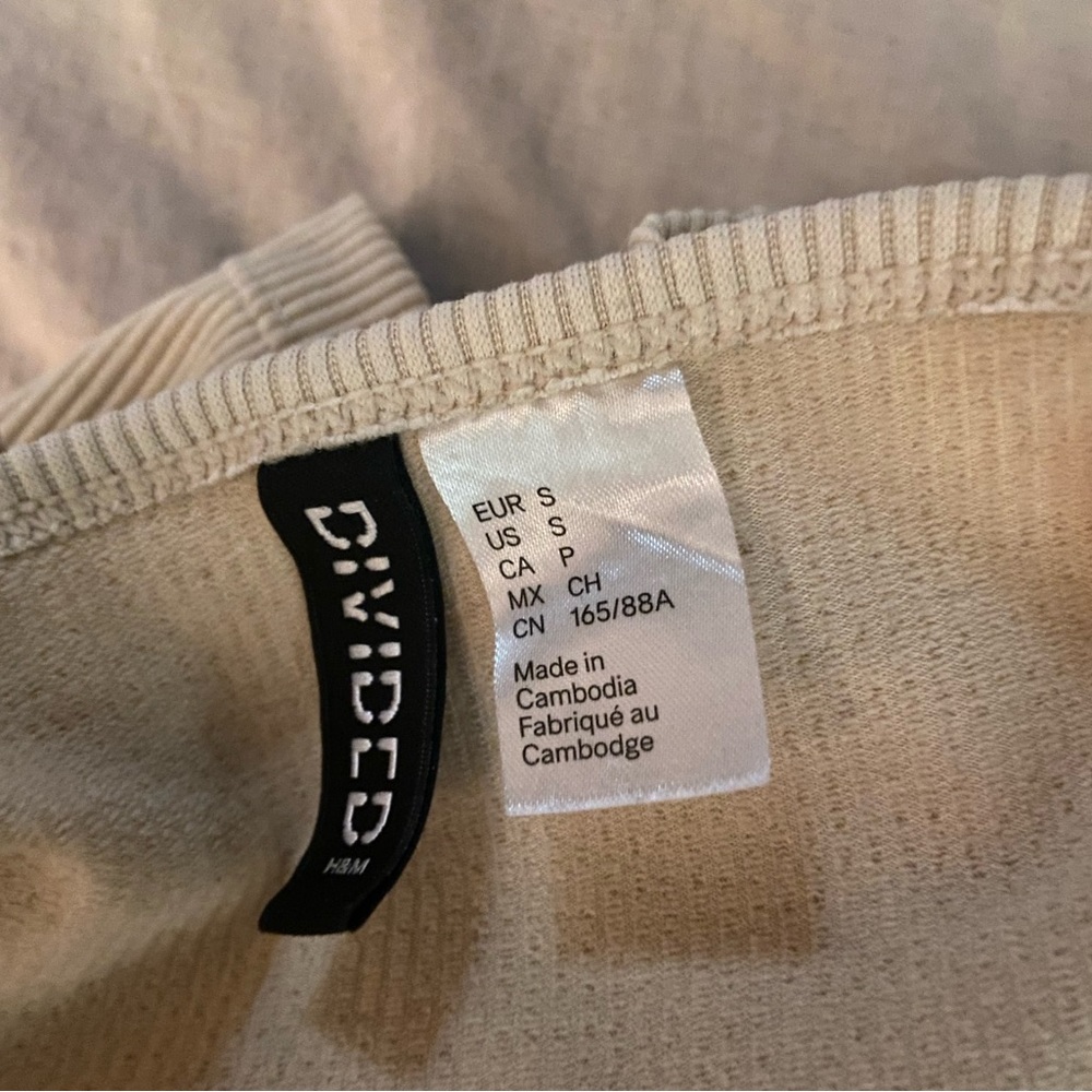 H&M top. - Picture 3 of 3